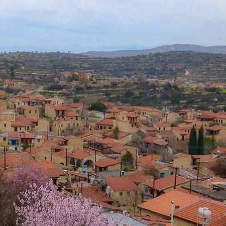 Traditional Stone House ロフウ