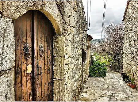 빌라 Traditional Stone House 로푸