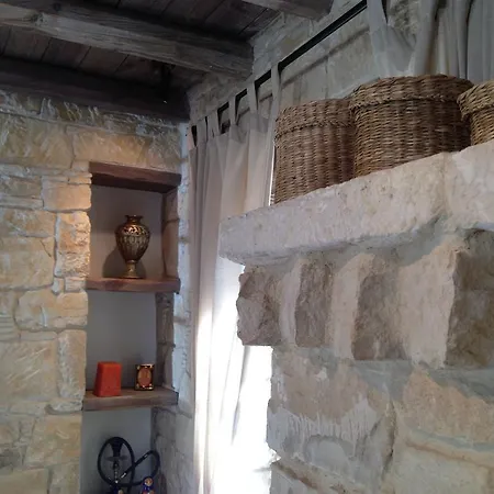 빌라 Traditional Stone House 로푸
