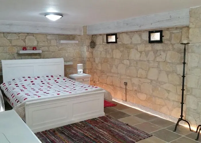 Traditional Stone House Vila Lofou